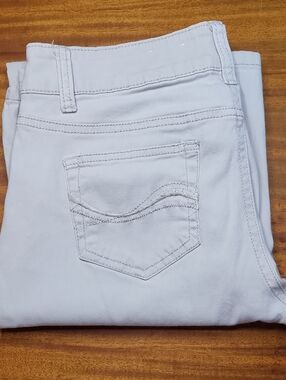 SO Women’s White Skinny Jeans with Back Pocket Stitching